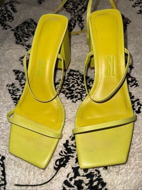 Santa Lolla heel sandals Size 8